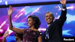 President Barack Obama dan ibu negara Michelle Obama melambai kepada peserta konvensi di Charlotte, North Carolina setelah menerima nominasi resmi Partai Demokrat sebagai Capres dalam pilpres AS November mendatang (6/9).