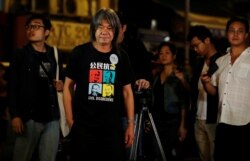Anggota parlemen, aktivis dan salah satu kandidat dalam pemilihan dewan Hong Kong, Leung Kwok-hung, di Hong Kong, 24 November 2019. (REUTERS / Adnan Abidi)