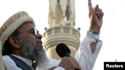 Munawar Hassan makes a speech during a rally to show solidarity with the people of Kashmir in Karachi, Feb. 5, 2005.