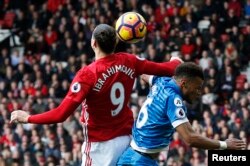 Zlatan Ibrahimovic donne un coup de coude à Tyrone Mings lors du match de Premier league, le 4 mars 2017.