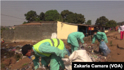 Mariam et ses employées ramassent les plastiques, à Conakry, le 5 février 2019. (VOA/Zakaria Camara)
