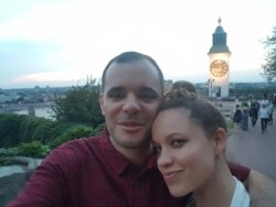 Kimberli i njen suprug Ogi tokom posete Novom Sadu (porodična fotografija)