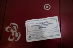 Kuitansi sumbangan Arbaz Mullah kepada organisasi keagamaan Muslim tergeletak di atas meja di rumahnya di Belagavi, India, 8 Oktober 2021. (Foto: AP/Aijaz Rahi)