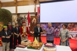 Ketua grup Reog Singo Lodoyo menerima penghargaan dari Duta Besar RI di Wasington DC (foto: courtesy).