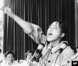 1966年8月10日，一名姓周的女红卫兵对天安门广场上的红卫兵演讲