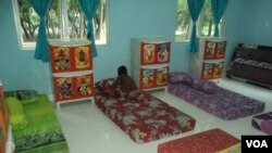 Seorang ADHA sedang merapikan tempat tidurnya di rumah shelter ADHA yang baru diresmikan pemerintah Rabu 6/12 (Foto: VOA/Yudha).