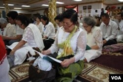 ពុទ្ធបរិស័ទអាននិងផ្ទៀងគម្ពីរព្រះត្រៃបិតក នៅពេលព្រះសង្ឃសូត្រក្នុងវត្ត មុនីសុតារាម រដ្ឋ មីនីសូតា សហរដ្ឋអាមេរិក កាលពីថ្ងៃអាទិត្យ ទី២៦ ខែ ឧសភា ឆ្នាំ ២០១៩ ។ (សាយ មុន្នី/VOA)