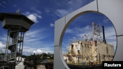 Kapal yang tersapu ombak sampai ke daratan pada tsunami 2004.