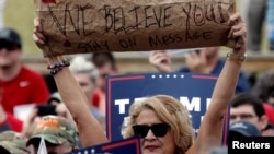 Pendukung Trump dalam sebuah kampanye di Greensboro, North Carolina (14/10). (Reuters/Mike Segar)