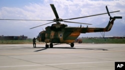 هیلیکوپتر های Mi-17 ترانسپورتی است، اما سربازان افغان از آن برای جنگ کار می گیرند