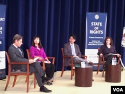 助理国务卿马利诺夫斯基、记者陈嘉韵、温信殷、麦克劳克林（美国之音叶林摄）