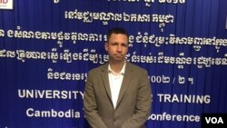 លោក Chris Dearing អ្នក​ចងក្រង​សៀវភៅ​«អំពើ​ប្រល័យ​ពូជសាសន៍ និង​ការ​សម្លាប់​រង្គាល​នៅ​ក្នុង​ប្រវត្តិសាស្រ្ត​ពិភពលោក» ​ចូលរួម​នៅ​ក្នុង​វគ្គ​បណ្តុះបណ្តាល​មួយ​នៅ​ទីក្រុង​ភ្នំពេញ នៅ​ខែ​មេសា ឆ្នាំ​២០១៩។ (ណឹម សុភ័ក្រ្តបញ្ញា​/VOA)