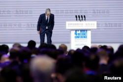 2017年12月3日苹果公司首席执行官库克在中国浙江乌镇参加第四届世界互联网大会开幕式。