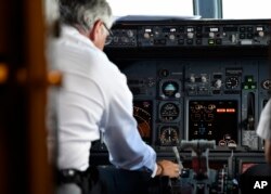 미국 워싱턴 D.C. 로널드 레이건 공항에서 사우스웨스트 항공 소속 기장이 이륙하기 전 시스템을 점검하고 있다.