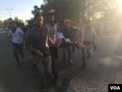 Baghdad protests turn violent as supporters of Iraqi cleric Muqtada al-Sadr vow to kill Iraq's prime minister, May 20, 2016. (S. Behn/VOA)