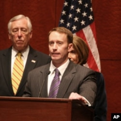 因同性恋身份被解职的空军少校奥米