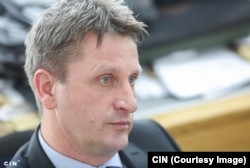 Jasmin Emrić, predsjednik Komisije za odlučivanje o sukobu interesa, kaže da je javni zvaničnik u sukobu interesa ukoliko se nalazi na funkciji u fondaciji ili udruženju građana koji se finansiraju iz budžeta u iznosu većem od 10.000 KM.