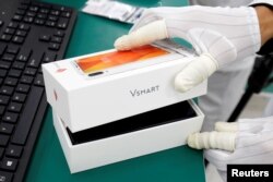 រូបឯក​សារ៖ បុគ្គលិក​ម្នាក់​កំពុង​ធ្វើ​ការ​ក្នុង​ផ្នែក​ផ្គុំ​ទូរស័ព្ទ​ទំនើប Vsmart របស់​ក្រុមហ៊ុន Vingroup នៅ​ទីក្រុង Hai Phong ប្រទេស​វៀតណាម។