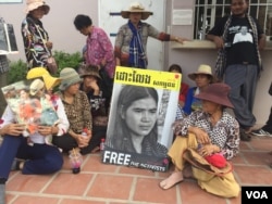 រូបឯកសារ៖ ពលរដ្ឋ​រស់នៅ​តំបន់​បឹងកក់​មួយ​ចំនួន​ចូលរួម​ដាក់​ញត្តិ​សុំដោះលែង​អ្នកស្រី ទេព វន្នី ដែល​កំពុង​ជាប់​ឃុំ នៅ​រាជធានី​ភ្នំពេញ កាលពី​ថ្ងៃទី១១ ខែឧសភា ឆ្នាំ២០១៧។ (ពិន ស៊ីសុវណ្ណ/VOA)