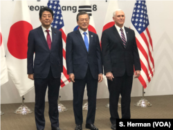 마이크 펜스 미국 부통령(오른쪽부터)과 문재인 한국 대통령, 아베 신조 일본 총리가 9일 강원도 용평 블리스힐스테이에서 열린 평창동계올림픽 개회식 리셉션에서 기념사진을 찍고 있다.