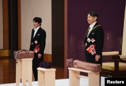 Kaisar Jepang Naruhito didampingi Putra Mahkota Akishino menghadiri ritual Kenji-to-Shokei-no-gi, upaya menerima warisan regalia atau barang-barang kebesaran kerajaan dan stempel, di Istana Kekaisaran di Tokyo, Jepang, 1 Mei 2019.