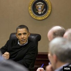 Presiden AS Barack Obama mendengarkan briefing mengenai situasi di Mesir dari para penasihatnya, di Gedung Putih.