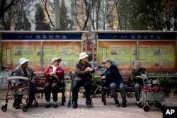 资料照：北京一社区的老人在社区院子里聊天。（2016年3月31日）