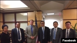 រូបឯកសារ៖ ក្រុម​មន្ត្រី​គណបក្ស​សង្គ្រោះជាតិ​ចូលជួបលោក Patrick Murphy មន្ត្រីជាន់ខ្ពស់​មន្ត្រី​ការបរទេស​សហរដ្ឋ​អាមេរិក។