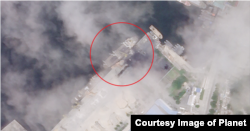 지난 18일 북한 원산항을 촬영한 위성사진. 석탄 적재 장소 주변에 정박한 약 90m 길이의 선박 위로 노란 크레인이 뻗어 있는 모습으로 관련 작업이 진행 중임을 알 수 있다. '플래닛' 제공 사진.