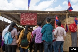 ទិដ្ឋភាព​ទូទៅ​នៃ​កម្មវិធី​ «បុណ្យភូមិ» ត្រូវបាន​រៀបចំ​ឡើង​ដើម្បី​បញ្ជ្រាប​ការ​យល់ដឹង​អំពី​ទម្រង់​វប្បធម៌​បុរាណ​ដល់​យុវជន​កម្ពុជា​ ក្នុង​វត្ត​ទួល​ក្រសាំង ​ខេត្ត​កណ្តាល​ នៅ​ថ្ងៃទី​៧ ខែ​មេសា​ ឆ្នាំ​២០១៧។ (ហ៊ាន សុជាតា/ VOA)