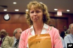 美国康涅狄格州新伦敦市居民凯露在康州一家法院听证后呆坐不动。（2005年7月28日）