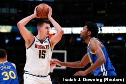 Nikola Jokić (Denver) u duelu sa Demijanom Džonsom (Golden Stejt) (Foto: Reuters/Isaiah J. Downing-USA TODAY Sports)