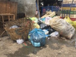 គំនរ​សំរាម​ដែល​ប្រជាពលរដ្ឋ​បាន​យក​មក​បោះចោល​នៅ​ផ្សារ​អូរឬស្សី ក្នុង​រាជធានី​ភ្នំពេញ ថ្ងៃទី១៧ កញ្ញា ២០២១ ។ (មាស មល្លិកា/វីអូអេ)