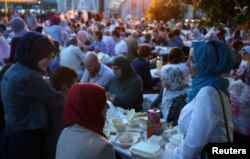 Suasana iftar (buka puasa) bersama pada bulan Ramadan di Bosnia (foto: dok).