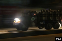 កងកម្លាំង​ប្រដាប់​អាវុធ​ចល័ត​តាម​រថយន្ត​ទៅ​វិញ​ទៅ​មក​នៅ​មុខ​ស្នាក់ការ​កណ្ដាល​របស់​គណបក្ស​សង្រ្គោះជាតិ ដែល​ស្ថិត​នៅ​តាម​បណ្តោយ​ផ្លូវ​ជាតិ​លេខ ២ ក្នុង​សង្កាត់​ចាក់អង្រែ​លើ​ក្នុង​រាជធានីភ្នំពេញ។ ចំនួន​រថយន្ត​មាន​ប្រហែល​ជិត​៣០​គ្រឿង។ (ឡេង ឡែន/VOA)