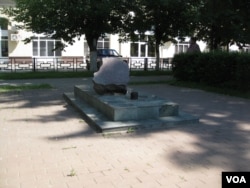 离莫斯科100公里远一个小镇上的斯大林政治迫害遇难者纪念碑 (美国之音白桦)