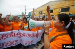 រូបឯកសារ៖ ក្រុម​កម្មករ​រោង​ចក្រ​កាត់​ដេរ​សម្លៀក​បំពាក់​ស្រែក​ពាក្យស​ស្លោក​ក​និង​កាន់​បដា​នៅ​ក្នុងការ​ចាប់​ផ្តើម​ដំបូងនៃ​យុទ្ធនាការ​ដំឡើងប្រាក់​ឈ្នួល​ដល់​ក្រុម​កម្មករ​ឲ្យបាន​ដល់​១៧៧​ដុល្លារ​ក្នុង​មួយ​ខែ កាល​ពី​ថ្ងៃពុធ ទី​១៧ ខែ​កញ្ញា ឆ្នាំ​២០១៤។​ (រូបថត៖ Reuters)