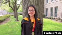 កញ្ញា​ ហុង ចិន្តា និស្សិត​អាហារ​រូបករណ៍ ​Fulbright ទើប​តែ​បញ្ចប់​ថ្នាក់​អនុបណ្ឌិត​នៅ​ឆ្នាំ​២០១៥​ផ្នែក​វិទ្យាសាស្រ្ត​ផ្នែក​ការ​អប់រំ ស្រាវជ្រាវ​និង​វាយតម្លៃ នៃ​សកល​វិទ្យាល័យ Northern Illinios University។