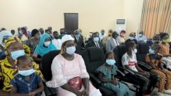 Les familles des anciens otages libérés au Tchad, le 1er septembre 2020. (VOA/André Kodmadjingar)