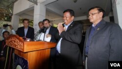 Son Chhay, opposition party CNRP whip chief introduces the committee leaders during a press at the party's headquarter in Phnom Penh on Tuesday, August 09, 2016. (Leng Len/VOA Khmer)
