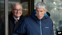 VIlijam "Rik" Singer izlazi iz federalne sudnice u Bostonu.