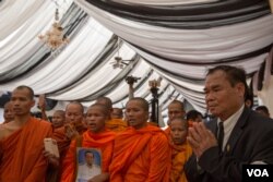 លោកហូ វ៉ាន់ (ខាងស្ដាំ) អ្នកតំណាងរាស្រ្តគណបក្សសង្រ្គោះជាតិនិងព្រះសង្ឃគោរពសពលោកប៉ែន សុវណ្ណ ក្នុងថ្ងៃគោរពវិញ្ញានក្ខណ្ឌលោកនៅវត្តថាន់ នៅថ្ងៃពុធ ទី០២ ខែ វិច្ឆិកា ឆ្នាំ២០១៦។