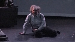 Mislim da komad zahteva da tumač ove uloge prigrli neke Ajnštajnove mračne strane, odnosno koliko je zaljubljen u sebe i rezervisan: Saša Olinik