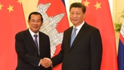 រូបឯកសារ៖ លោកនាយករដ្ឋមន្ត្រី ហ៊ុន សែន ចាប់ដៃ​ជាមួយ​លោក​ប្រធានាធិបតីចិន ស៊ី ជីនពីង មុន​កិច្ចប្រជុំនៅវិមានរដ្ឋាភិបាលចិនប្រចាំទីក្រុង​ប៉េកាំង ប្រទេស​ចិន ថ្ងៃទី២៩ ខែមេសា ឆ្នាំ២០១៩។