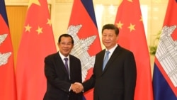 រូបឯកសារ៖ លោកនាយករដ្ឋមន្ត្រី ហ៊ុន សែន ចាប់ដៃ​ជាមួយប្រធានាធិបតីចិនលោក ស៊ី ជីនពីង មុន​កិច្ចប្រជុំនៅវិមានរដ្ឋាភិបាលចិនប្រចាំទីក្រុង​ប៉េកាំង ប្រទេស​ចិន ថ្ងៃទី២៩ ខែមេសា ឆ្នាំ២០១៩។