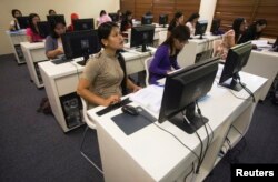 FILE - Indonesian domestic workers attend a computer class during their day off at the Sekolah Indonesia Singapura (Indonesian School) in Singapore, Dec. 12, 2010.