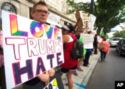 Protesters ready themselves for a Trump rally in Atlanta on June 15, 2016. (AP)