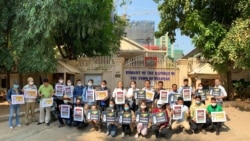 មន្រ្តីសង្គមស៊ីវិល និងសហជីព ឈរខាងមុខស្ថានទូតមីយ៉ាន់ម៉ាប្រចាំនៅកម្ពុជា នៅព្រឹកថ្ងៃទី១២ ខែកុម្ភៈ ឆ្នាំ២០២១ ដើម្បីដាក់ញត្តិគាំទ្រប្រជាពលរដ្ឋមីយ៉ាន់ម៉ា។ (រូបថតផ្តល់ឲ្យ)