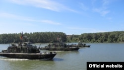 Pripadnici Rečne flotile Vojske Srbije i Prvog puka za razminiranje Oružanih snaga Mađarske izveli taktičku vežbu sa bojevim gađanjem pod nazivom "Gvozdeni mačak 2019" ("Iron cat 2019"), na reci Tisi, Srbija, 20. septembra 2019. (Foto: Ministarstvo odbrane Srbije).