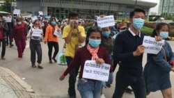 លោក រ៉ុង វណ្ណ (ទីពីរ​រាប់​ពី​ស្ដាំ) ក្មួយប្រុស​លោក ​រ៉ុង ឈុន​ ដើរ​ជាមួយ​អ្នកតវ៉ាទៀត​ ឆ្ពោះទៅកាន់​ក្រសួង​យុត្តិធម៌​ ភ្នំពេញ​ ថ្ងៃទី​៣​ ខែសីហា​ ឆ្នាំ​២០២០។ (ហ៊ុល​ រស្មី/វីអូអេ)